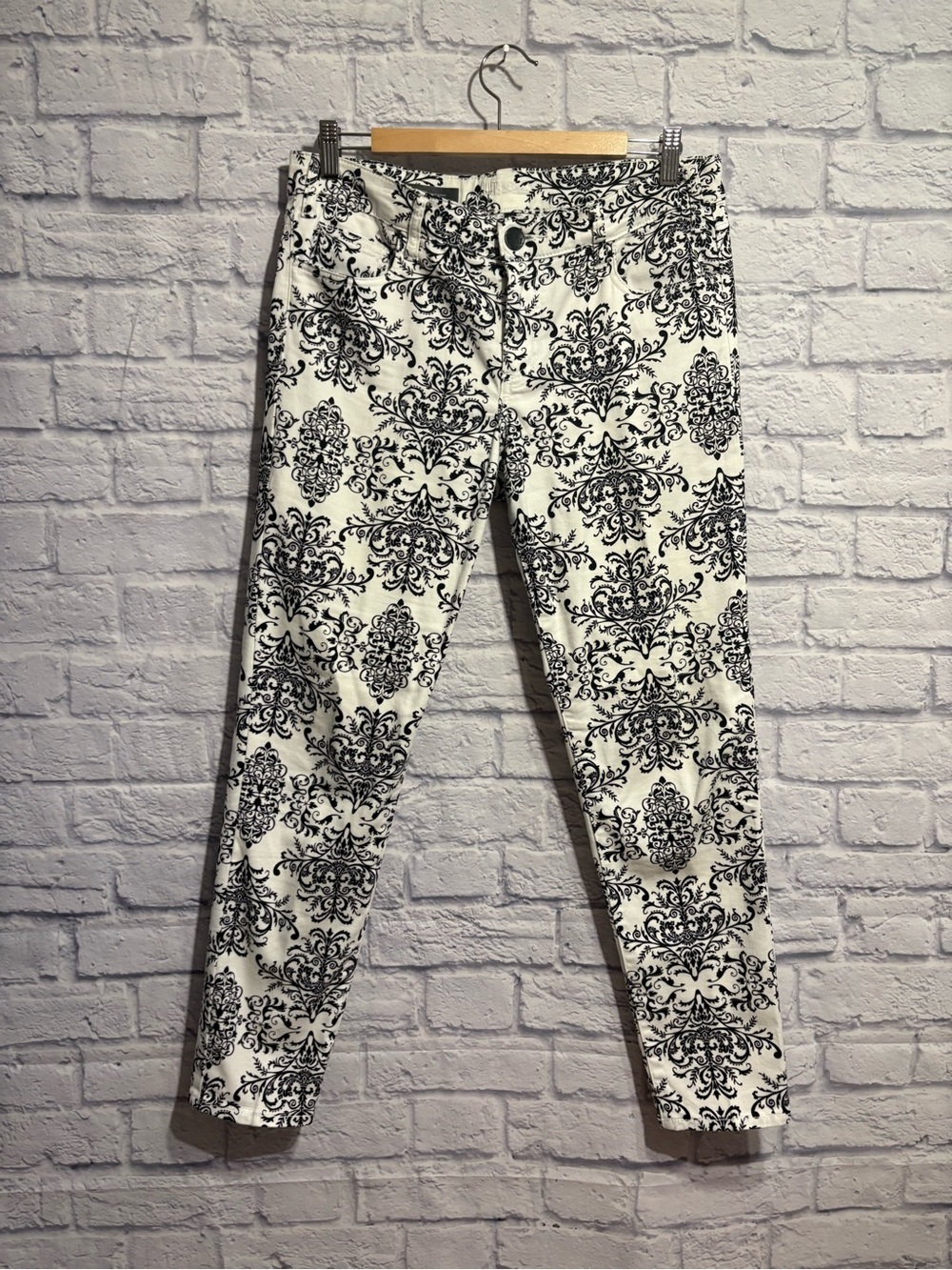 Kut from the Kloth Black and White Damask Skinny Ankle Pants Size 10